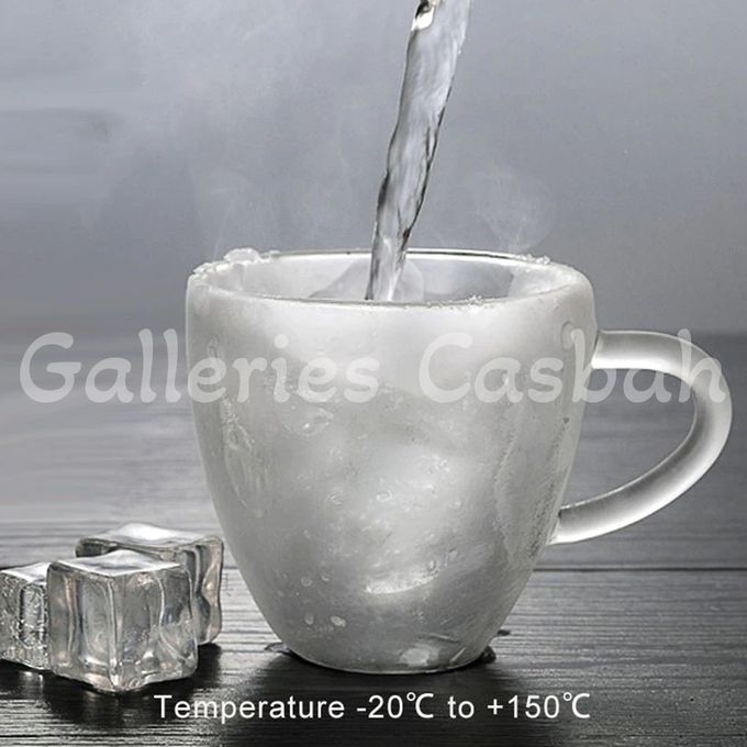 Tasse à café en verre, gosse en verre isolé à Algeria