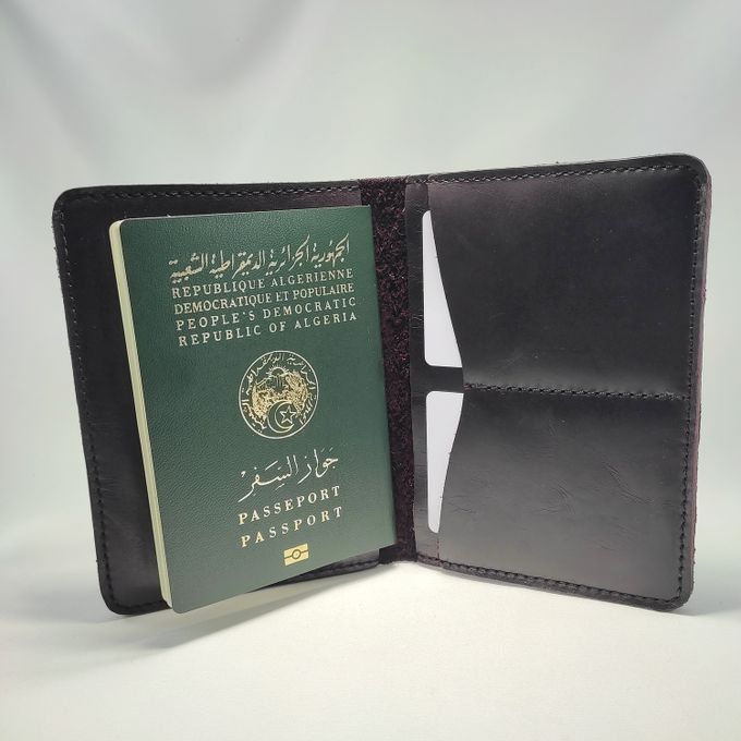  Porte passeport en cuir de la marque LEKWIR Grenat